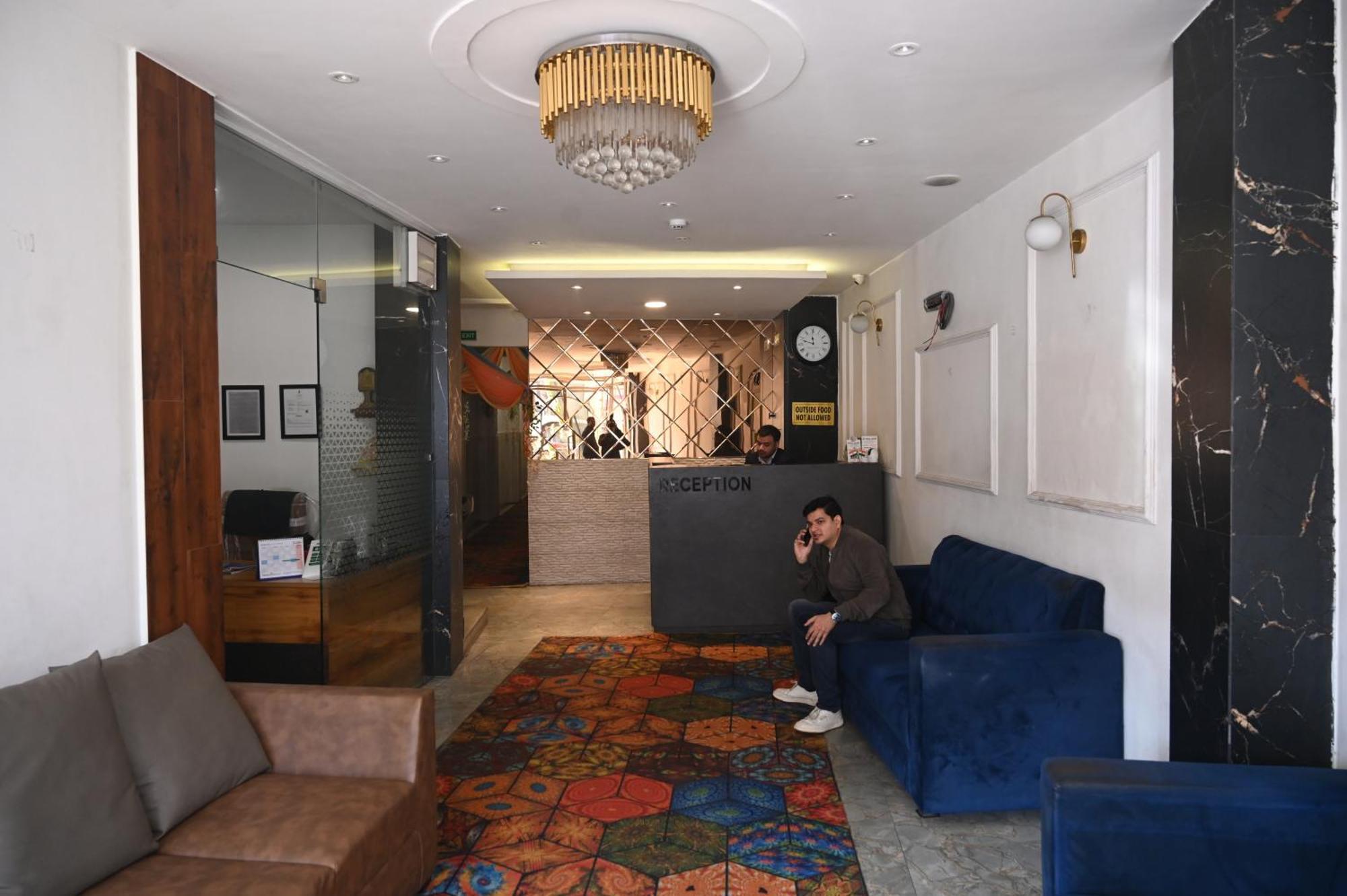 Hotel Dileep42 Лакхнау Экстерьер фото